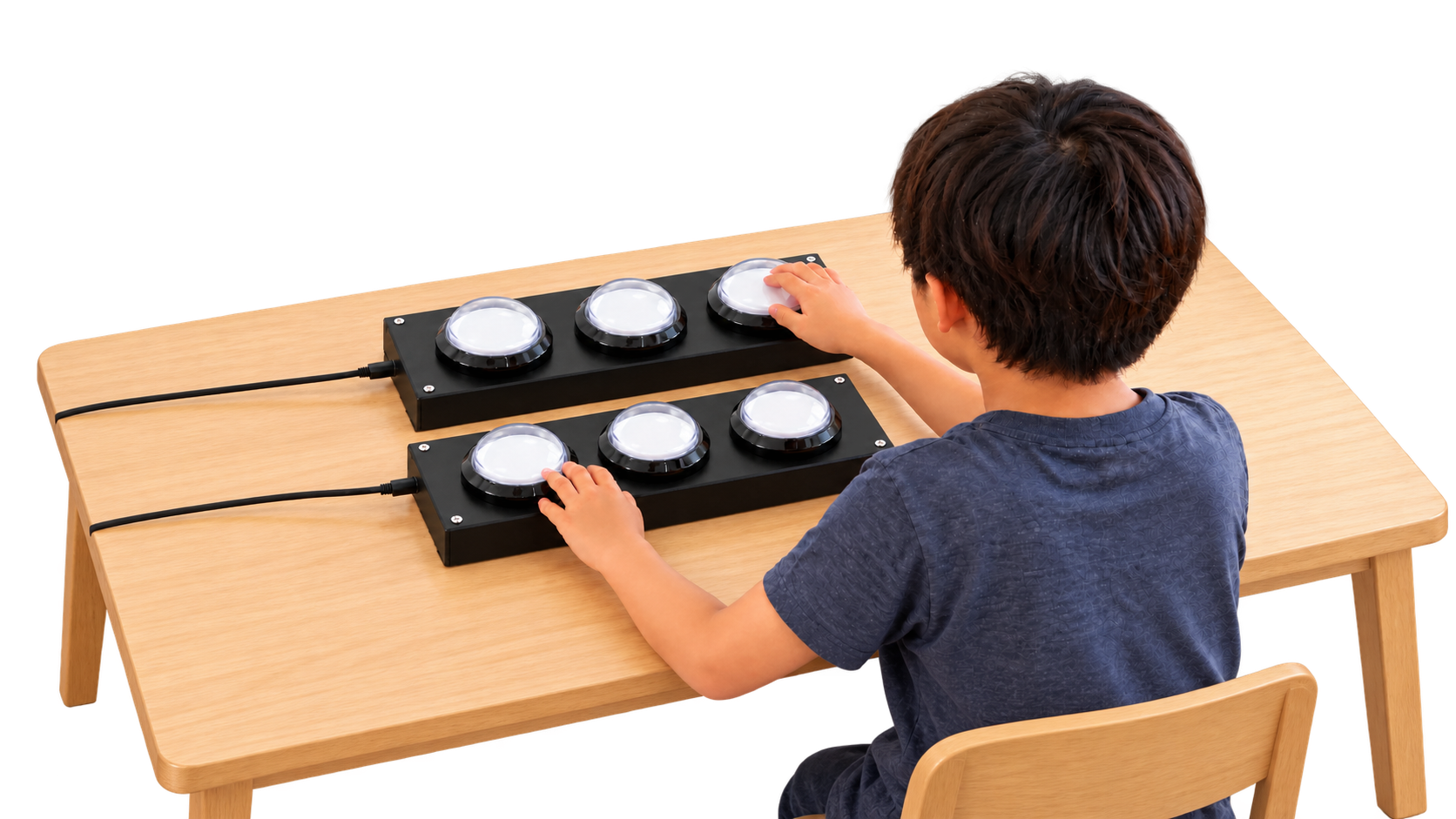 1人の子どもが上下に並べた2台のコントローラーを使い、6つの穴に対応して遊ぶ様子